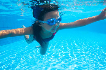 プールで遊ぶ女の子