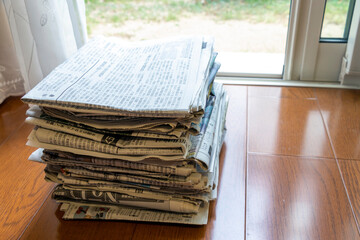 窓際に積まれた新聞紙