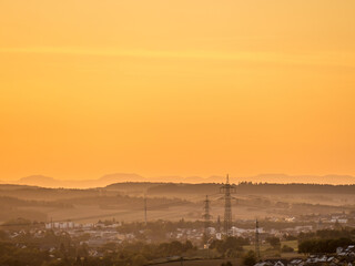 Naklejka premium Strommasten bei Sonnenuntergang