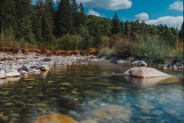 Larga exposición en un río en medio de los Alpes