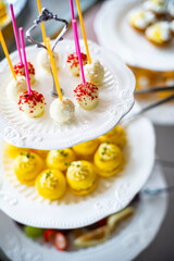 ケーキスタンドのピンチョスとマカロン