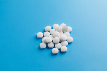 Fototapeta na wymiar zinc tablets, nutrition supplement pills on blue background
