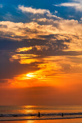 Obraz premium Sun through the Clouds at Sunset on the Beach