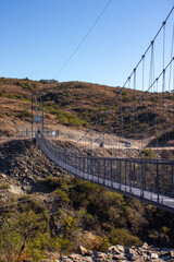 Gran puente peatonal colgante y sierras