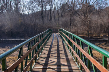 Obraz premium Punto de vista puente peatonal de madera