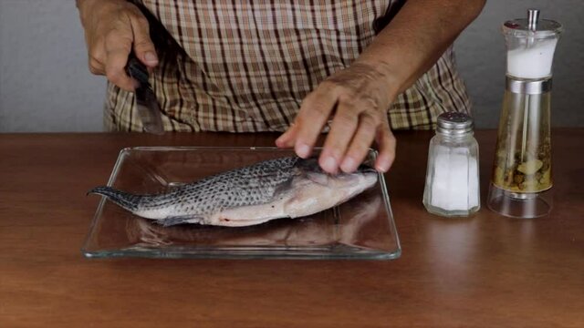 Chef cortando el pescado para cocinarlo