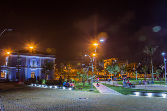 night view of Intendencia place with children playing and people.