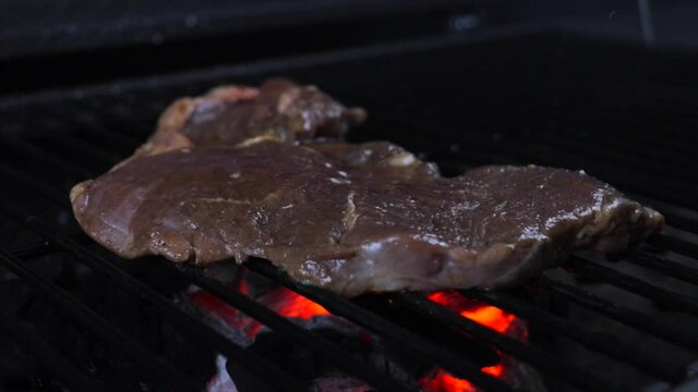 Cocinando carne de res en la parrilla