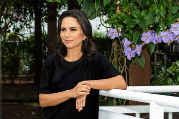Mulher pensativa com decisão de empoderamento