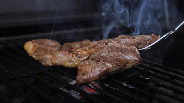 Cocinando carne de res en la parrilla