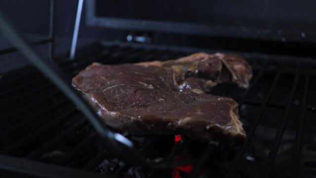 Cocinando carne de res en la parrilla
