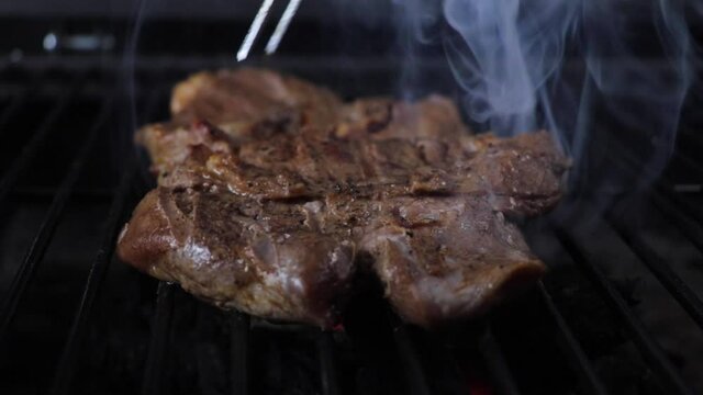 Cocinando carne de res en la parrilla