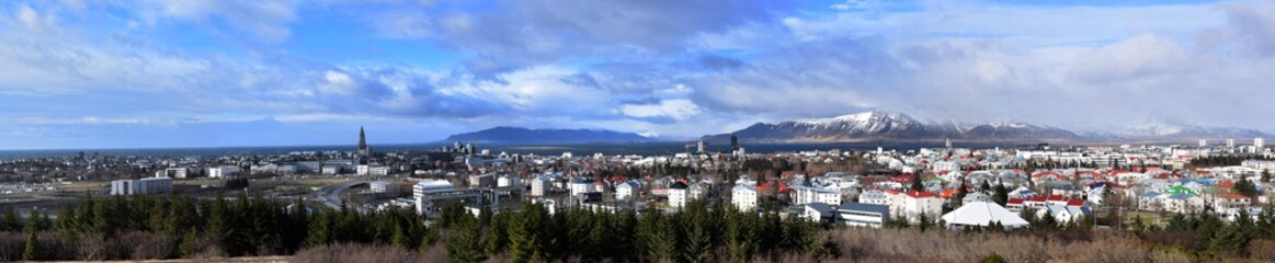 Fototapeta na wymiar panoramic vista of reykjavik