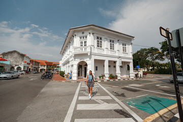 Obraz premium Young tourist woman walk on the crosswalk in Penang city, Malaysia