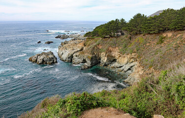 Fototapeta na wymiar Overlooking Pacific Ocean from a cliff 