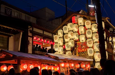 Rolgordijnen Nachtzicht op Yamahoko float met lantaarns en mensen die naar muziek luisteren op het Gion Festival in Kyoto, Japan © EvergreenPlanet