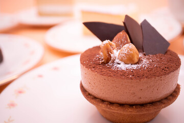 ナッツをトッピングしたチョコレートムースのタルトケーキ