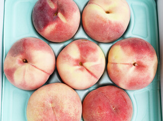 段ボール箱に入った新鮮な桃