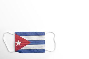 Mascarilla cubreboca con bandera de Cuba impresa, sobre fondo blanco, aislada.