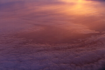 Sonnenaufgang oder Sonnenuntergang über den Wolke aus dem Flugzeug fotografiert, der Himmel oist blutrot und schön.