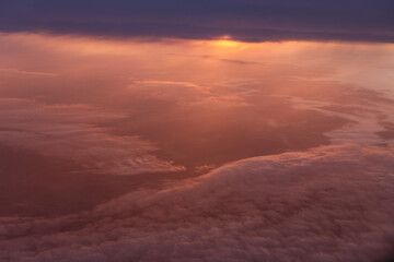 Sonnenaufgang oder Sonnenuntergang über den Wolke aus dem Flugzeug fotografiert, der Himmel oist blutrot und schön.