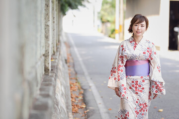 神社を歩く女性
