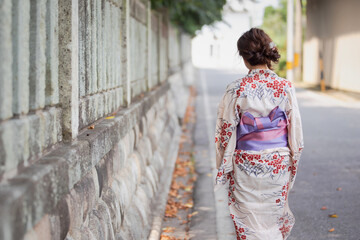 神社を歩く女性
