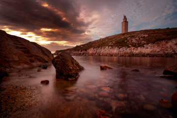 Fotografía en larga exposición de la puesta de sol sobre la Torre de Hércules, A Coruña