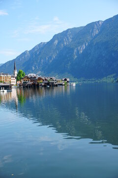 dorf in hallstatt am bergsee
