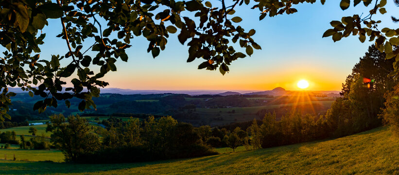 Panoramaaufnahme Sonnenuntergang mit Hohenstaufen