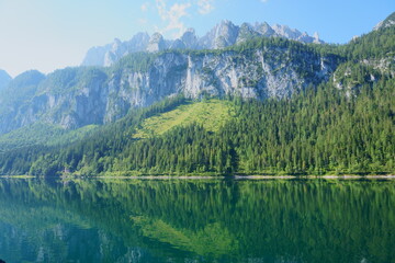wunderschöne spiegelungen auf bergsee 