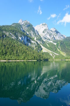 wundersch&ouml;ne spiegelungen auf bergsee  in den alpen