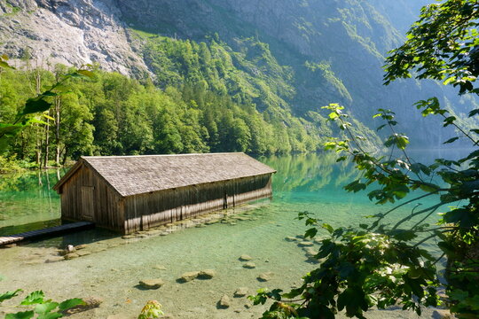 boothaus im blauen bergsee