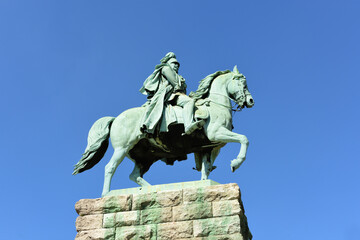 Obraz premium Reiterstandbild von Wilhelm I. an der Hohenzollernbrücke in Köln-Deutz