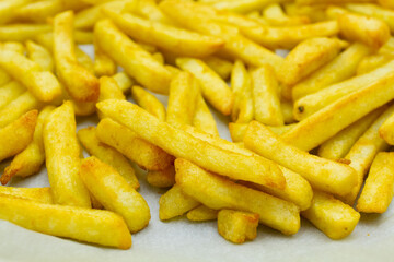 frites sur une plaque de cuisson