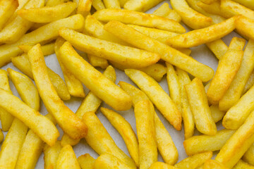 frites sur une plaque de cuisson