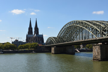 K&ouml;lner Dom und Hohenzollernbr&uuml;cke in K&ouml;ln, Deutschland