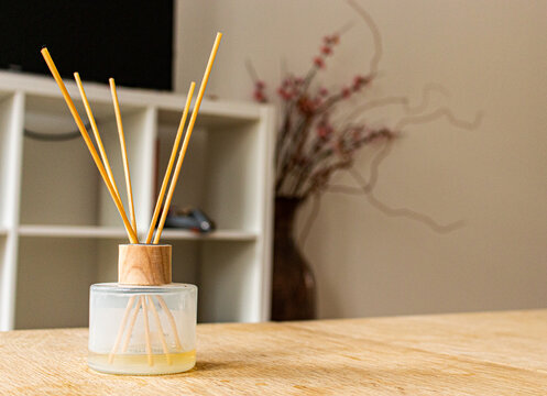 Aromatizador de ambientes sobre mesa de madera en living dise&ntilde;o n&oacute;rdico - dan&eacute;s