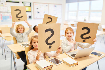 Kinder mit Fragezeichen für Orientierung