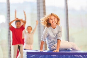 Schüler haben Spaß im Sportunterricht