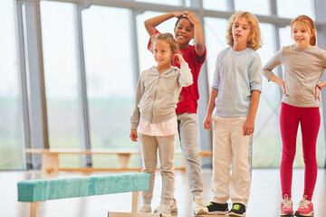 Gruppe Kinder im Sportunterricht der Grundschule