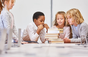 Gruppe Schüler beim Brainstorming