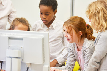 Gruppe Kinder lernt zusammen am PC