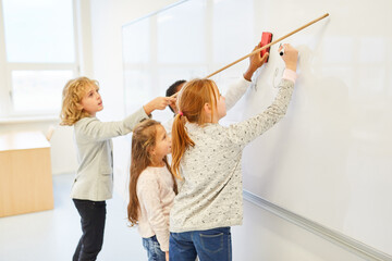 Schüler lösen in Teamwork Mathe Aufgabe