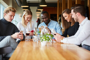 Junge Leute mit Handy Sucht im Restaurant