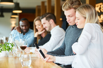 Junges Paar macht Grimassen für ein Selfie