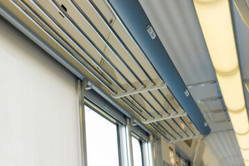 日本の電車の荷物置きの写真