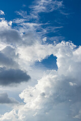 夏の青空と白い雲の風景