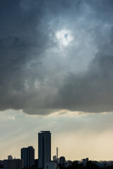 Obraz premium 夏の名古屋市上空の積乱雲の風景