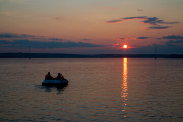 Naklejka premium boat at sunset
